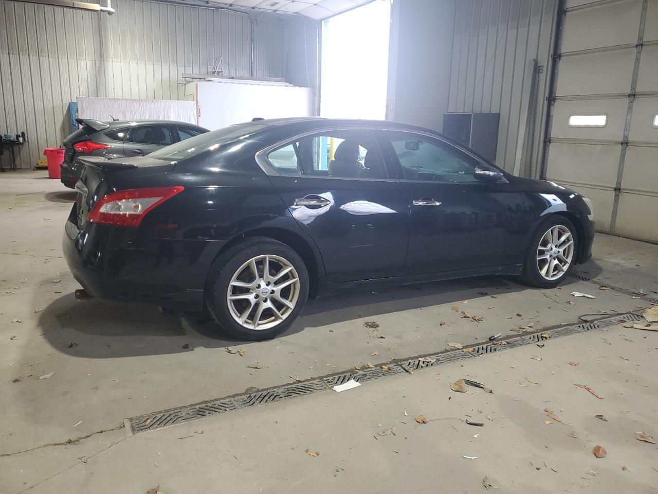 2011 NISSAN Maxima