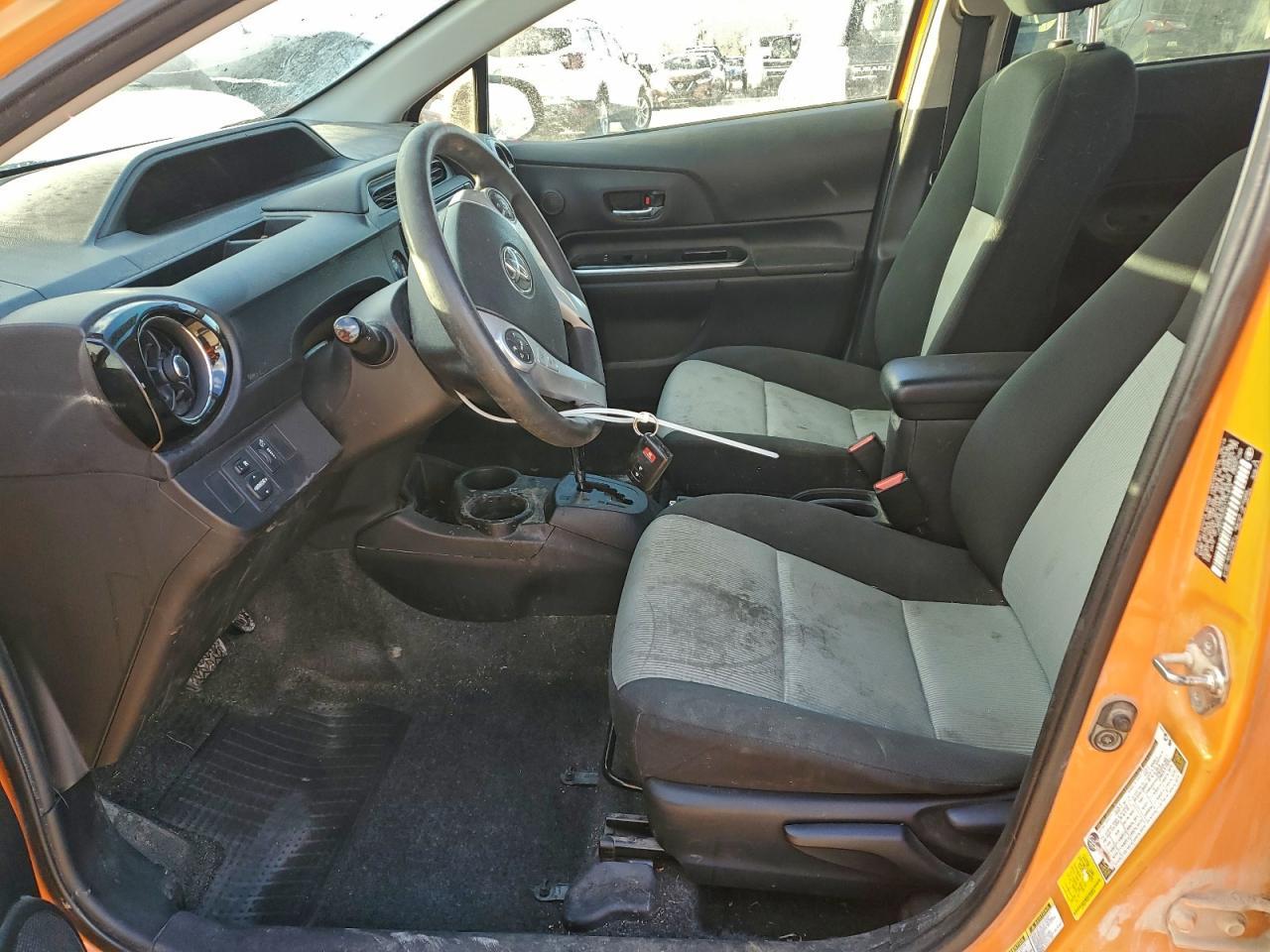 2016 TOYOTA Prius c