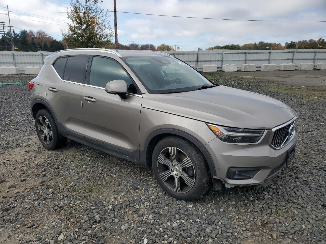 2020 VOLVO XC40