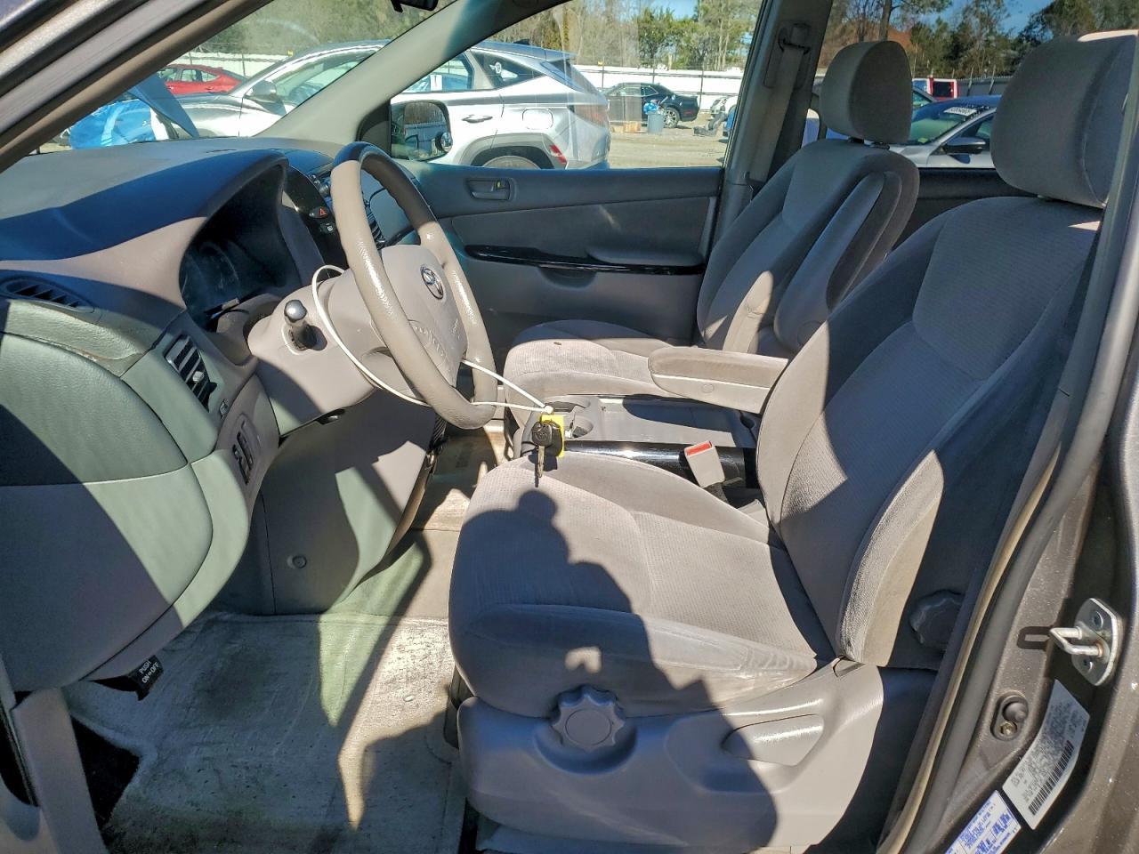 2004 TOYOTA SIENNA