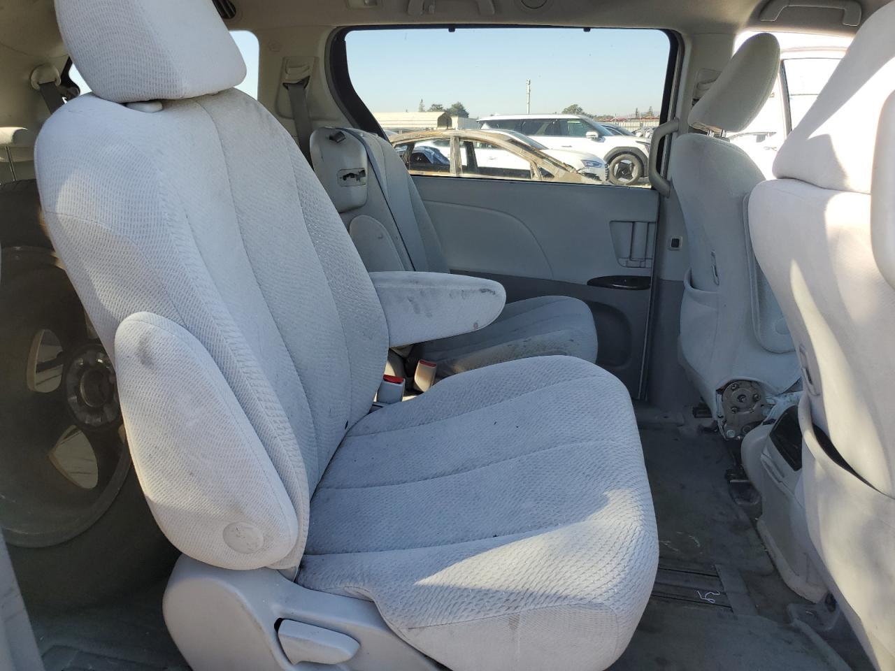 2011 TOYOTA SIENNA