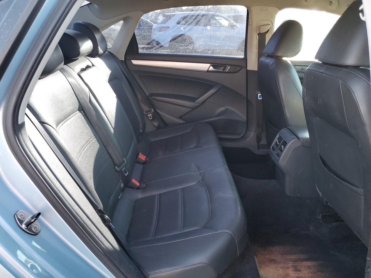 2013 VOLKSWAGEN Passat