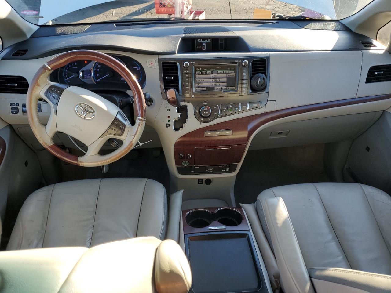 2011 TOYOTA SIENNA