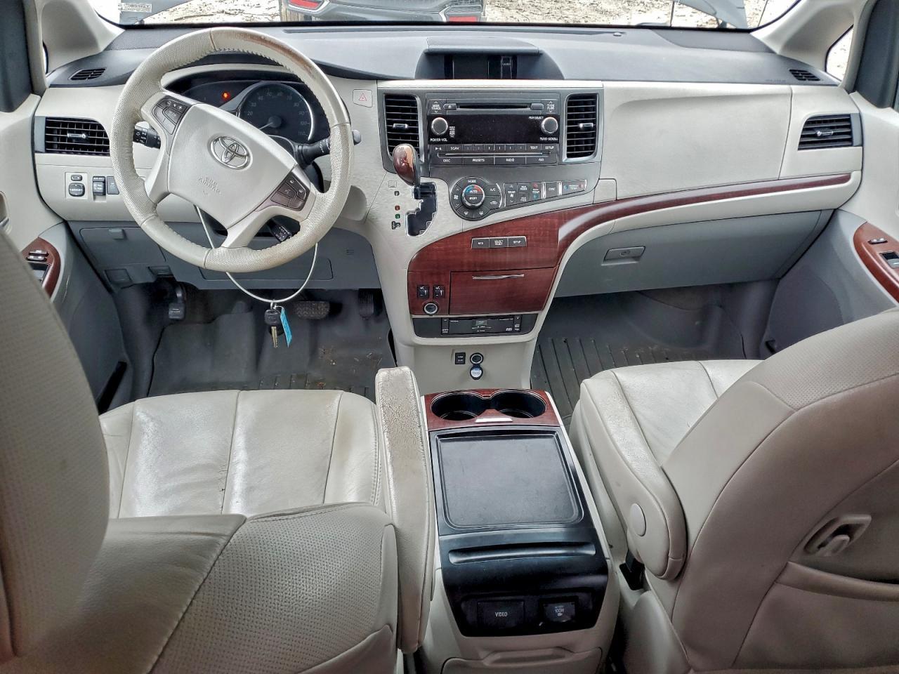 2012 TOYOTA SIENNA