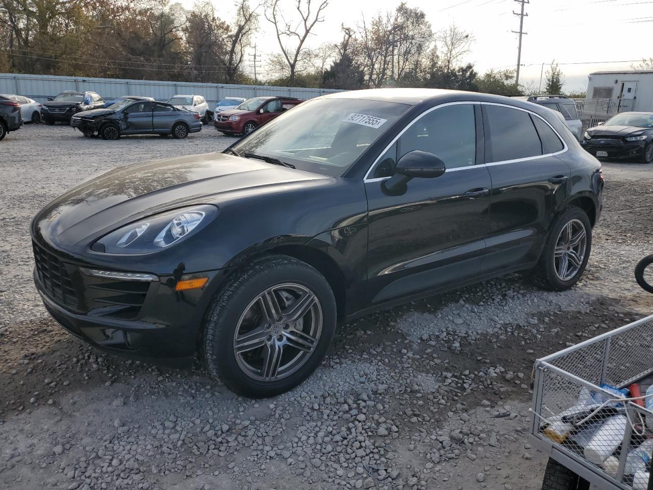 2016 PORSCHE Macan