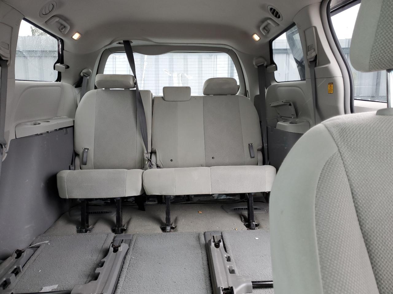 2012 TOYOTA SIENNA