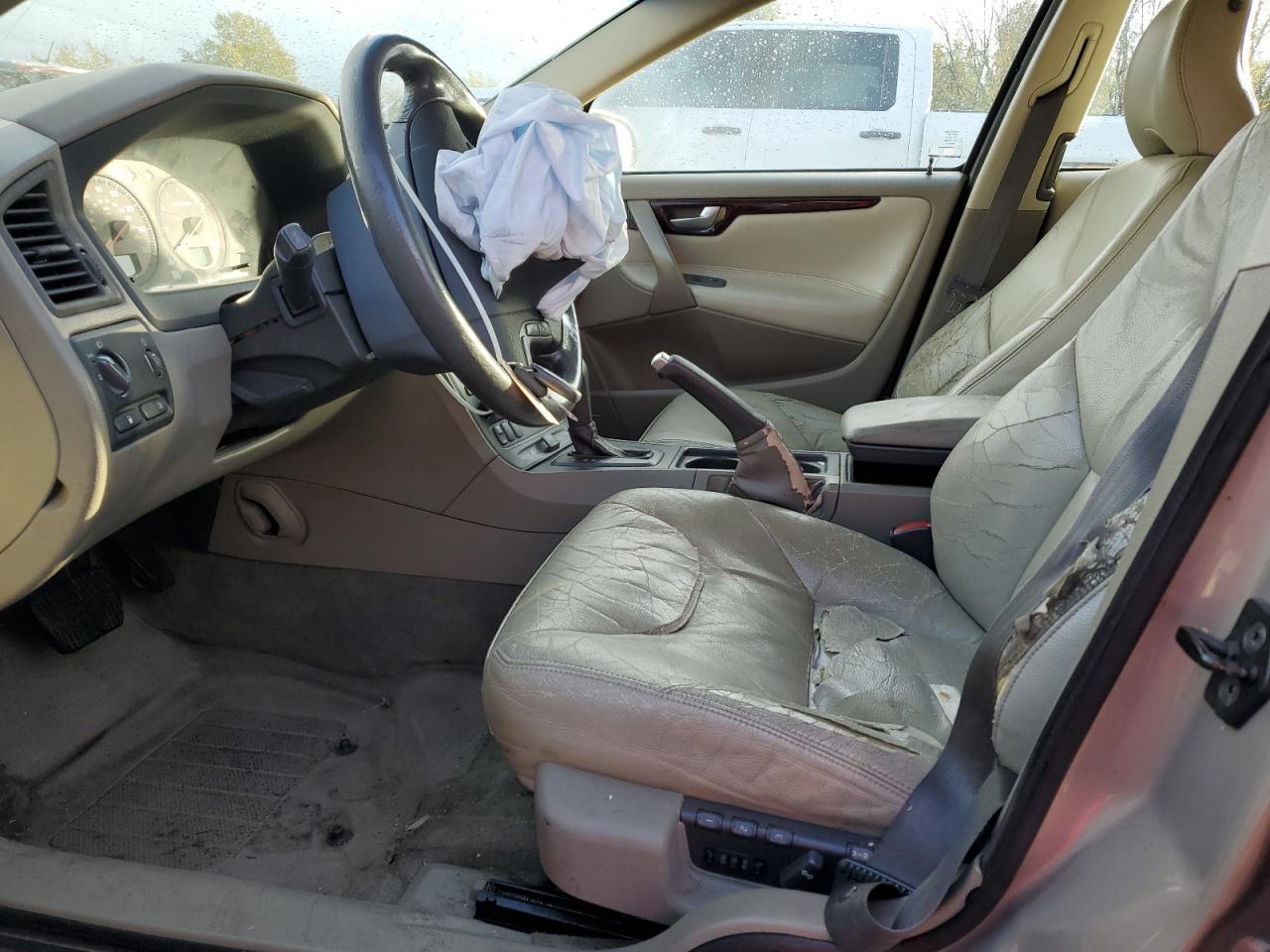 2002 VOLVO V70