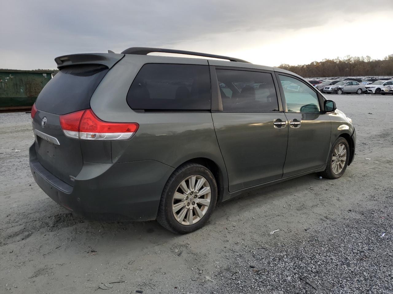 2011 TOYOTA SIENNA