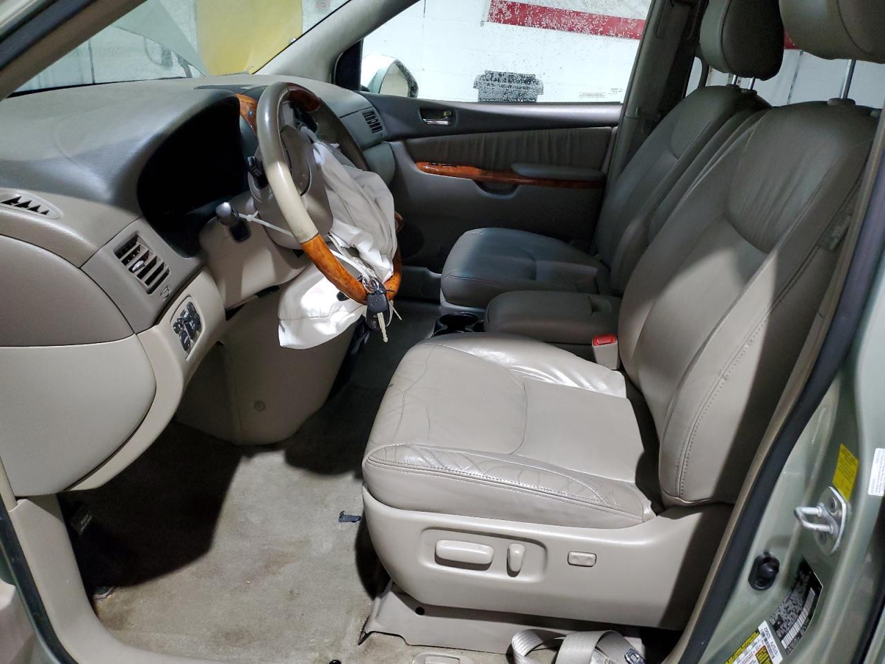 2010 TOYOTA SIENNA
