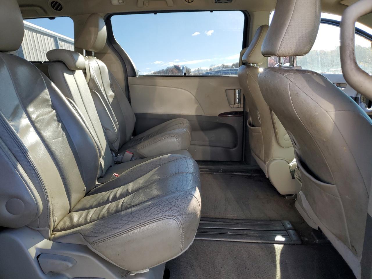2013 TOYOTA SIENNA