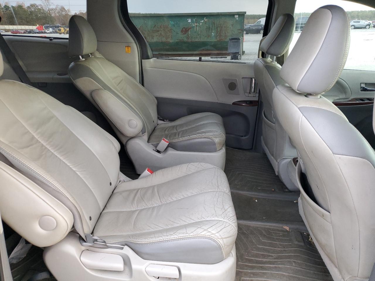2011 TOYOTA SIENNA