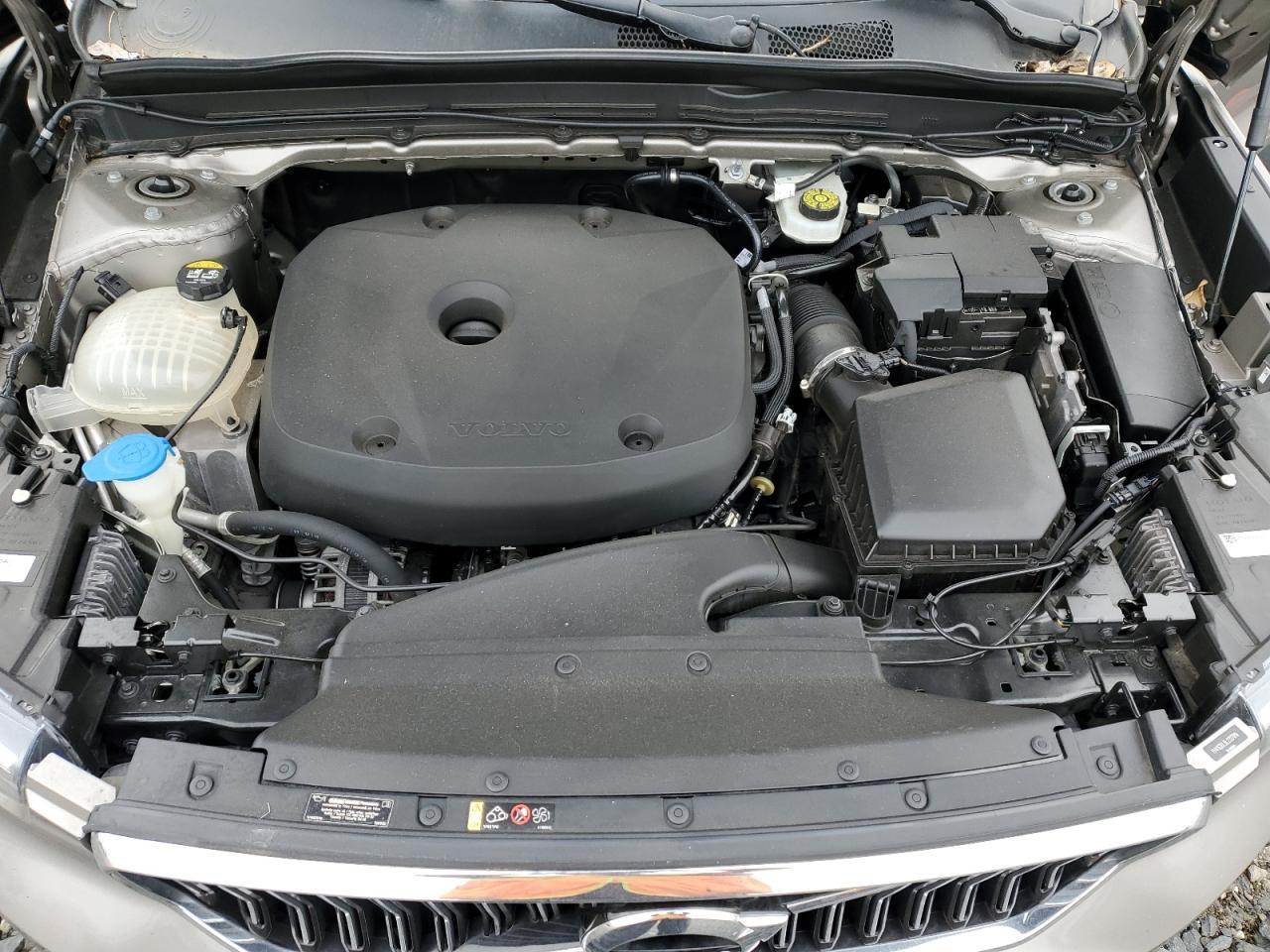 2020 VOLVO XC40