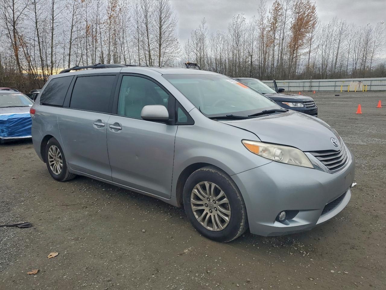 2012 TOYOTA SIENNA