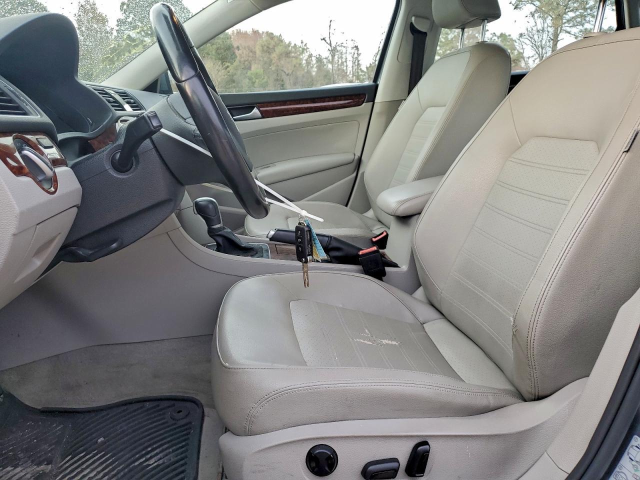 2012 VOLKSWAGEN Passat