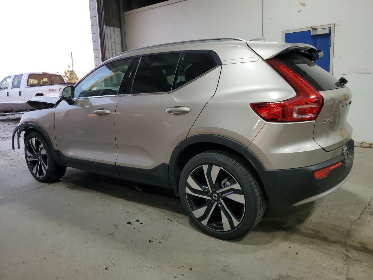 2023 VOLVO XC40
