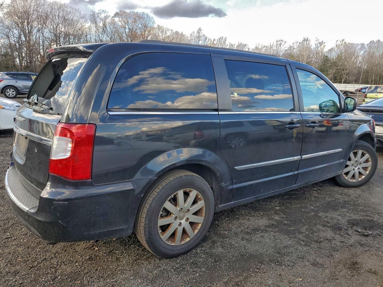 2013 CHRYSLER Town & Country