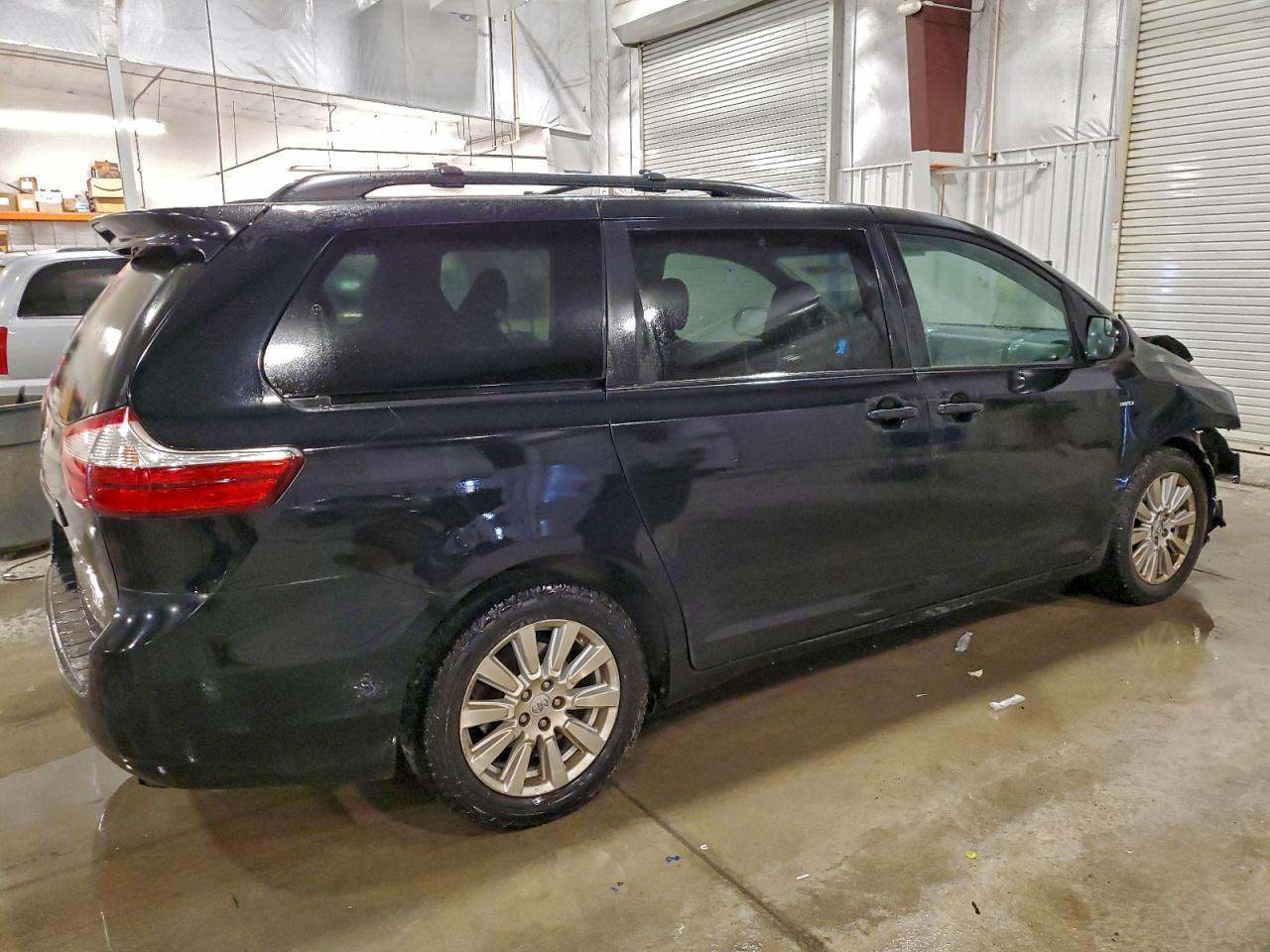 2017 TOYOTA SIENNA