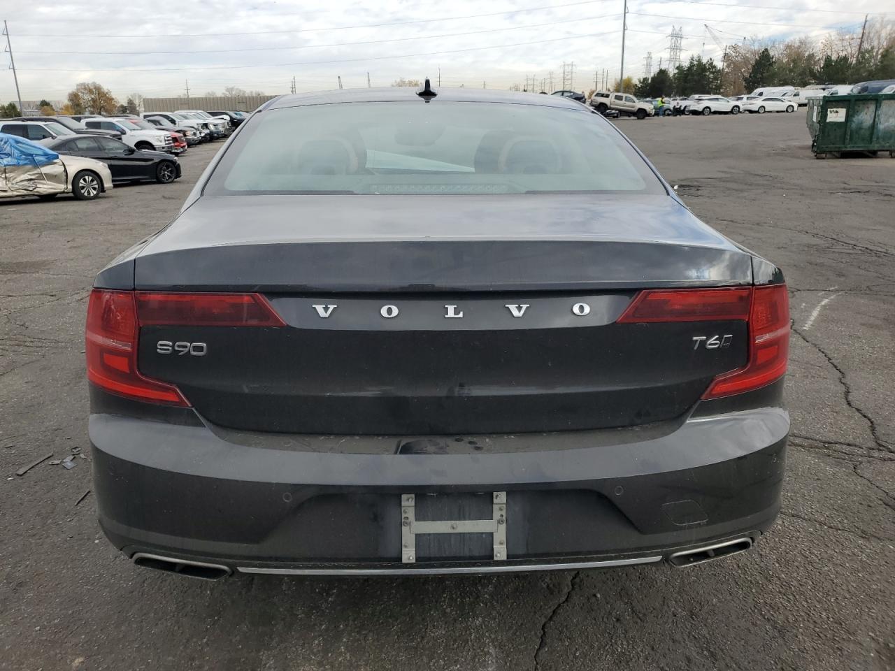 2017 VOLVO S90