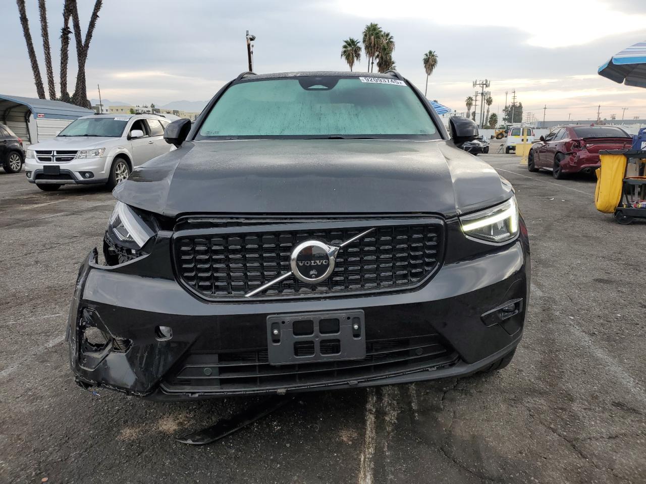 2025 VOLVO XC40