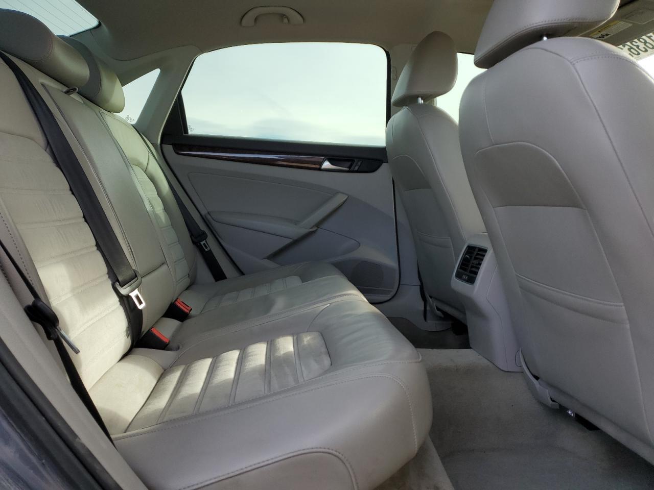 2013 VOLKSWAGEN Passat