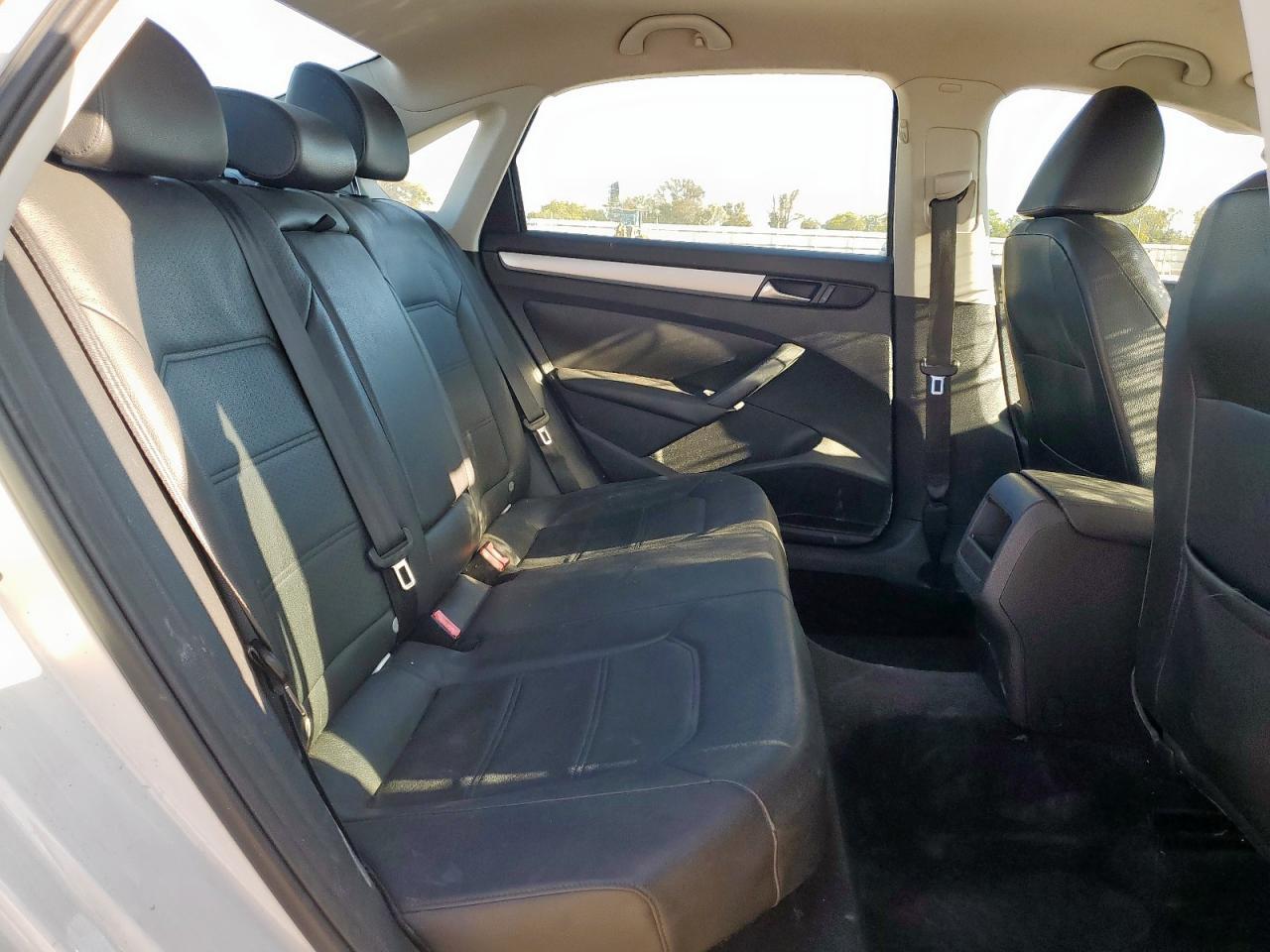 2012 VOLKSWAGEN Passat