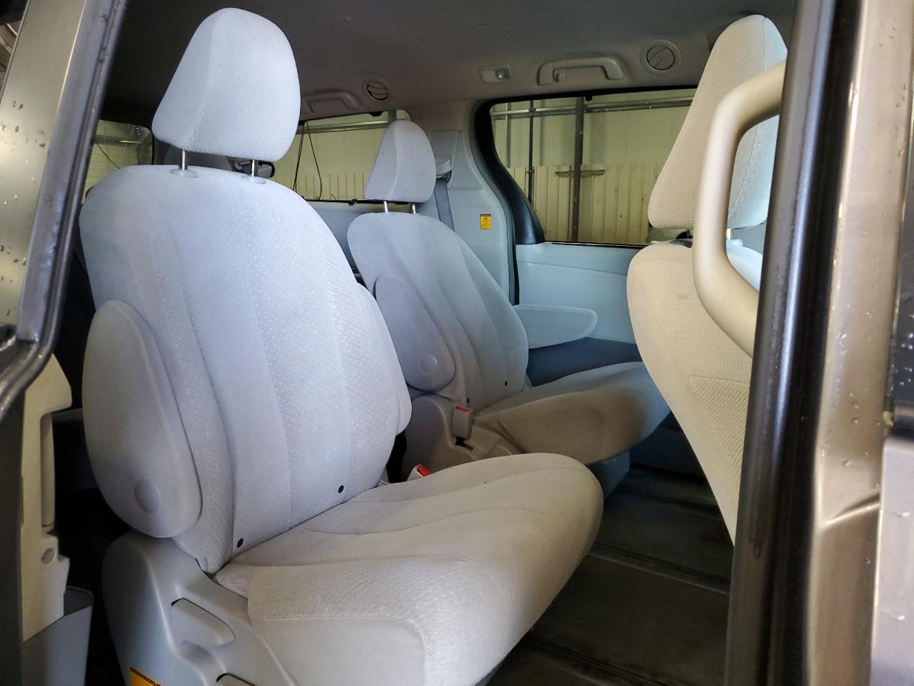 2011 TOYOTA SIENNA