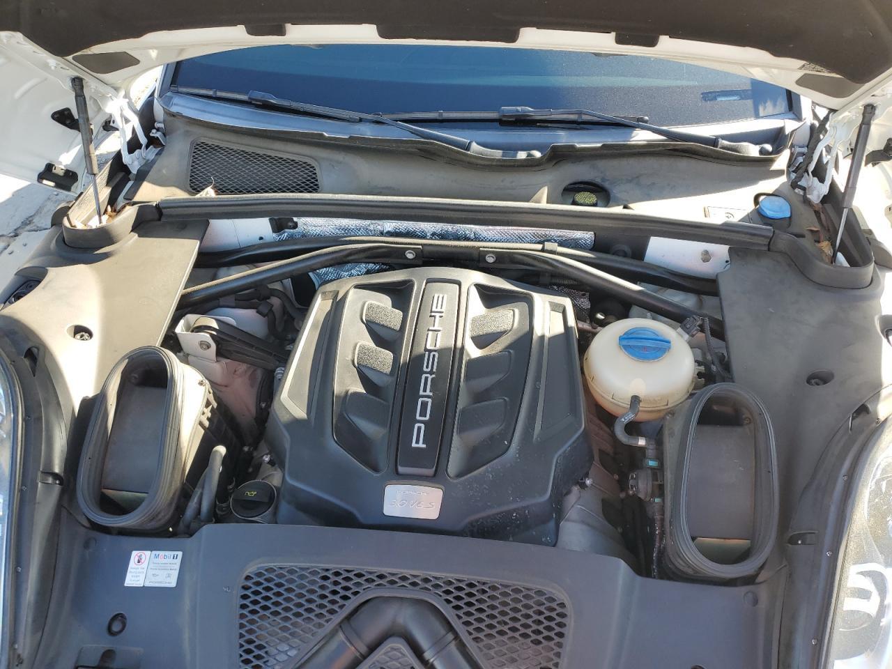 2016 PORSCHE Macan