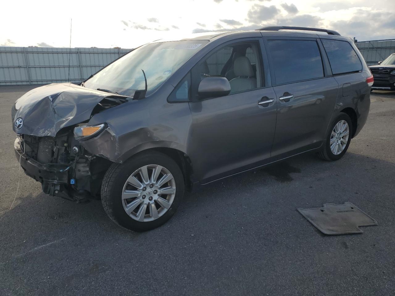 2013 TOYOTA SIENNA