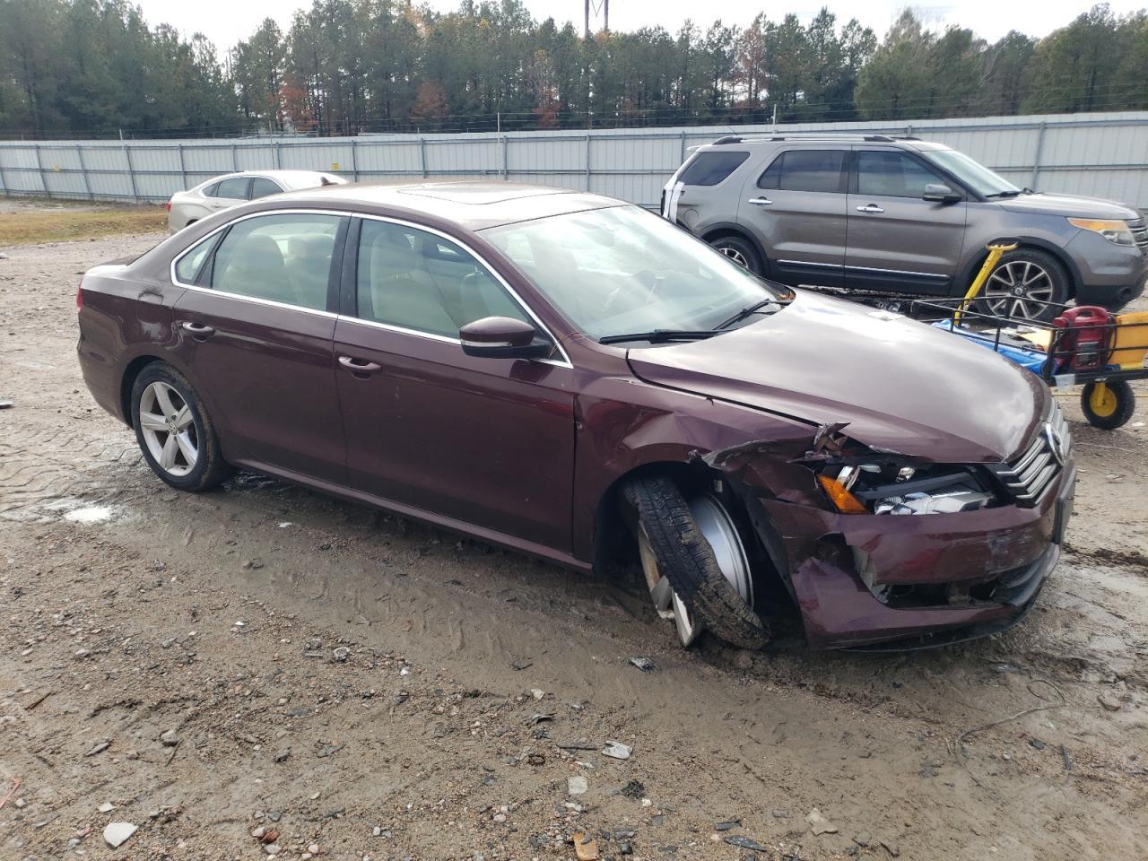 2013 VOLKSWAGEN Passat
