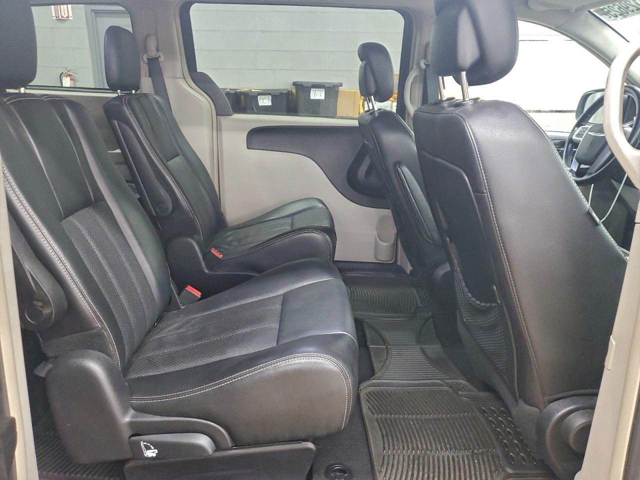 2012 CHRYSLER Town & Country