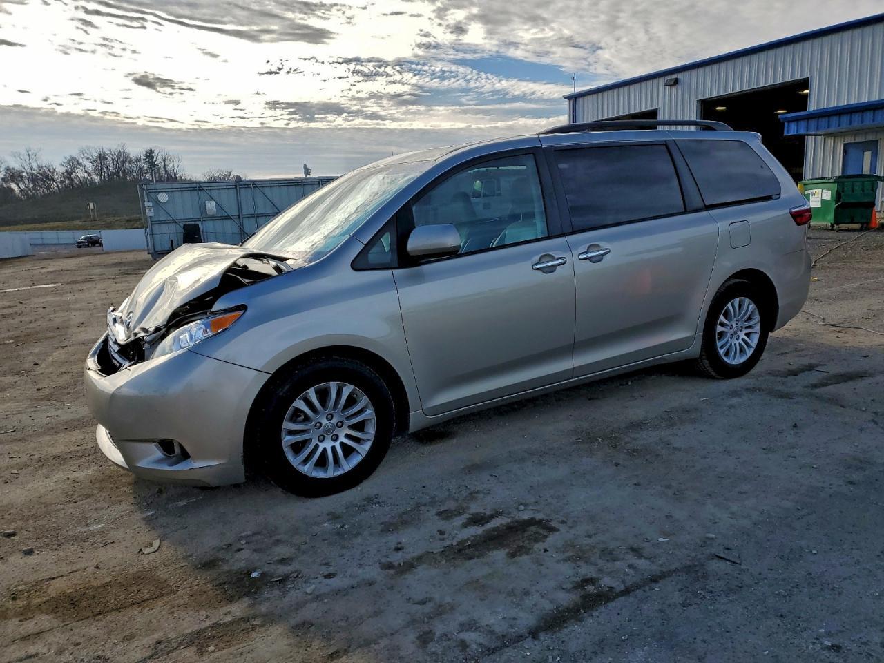 2016 TOYOTA SIENNA
