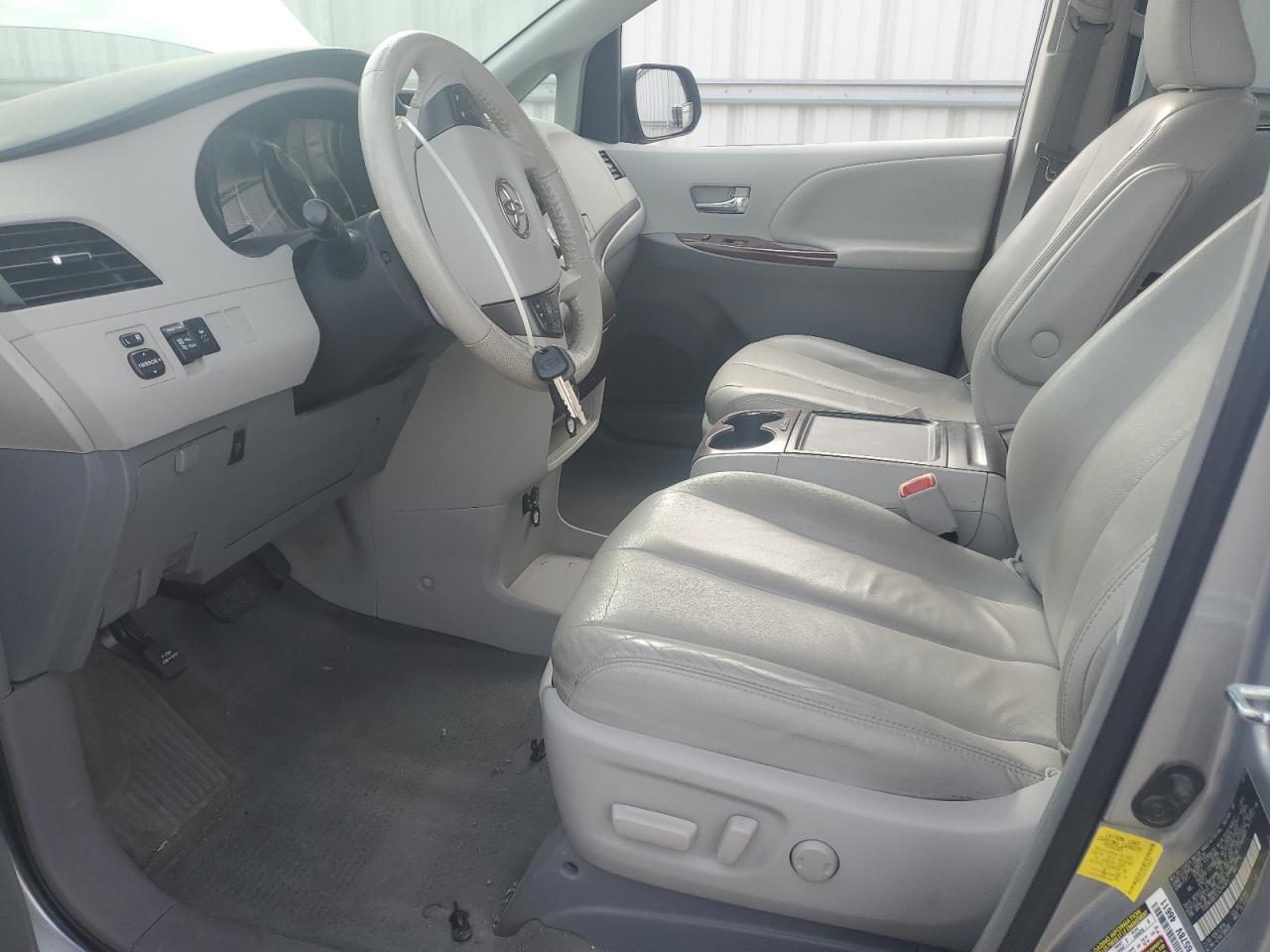 2012 TOYOTA SIENNA