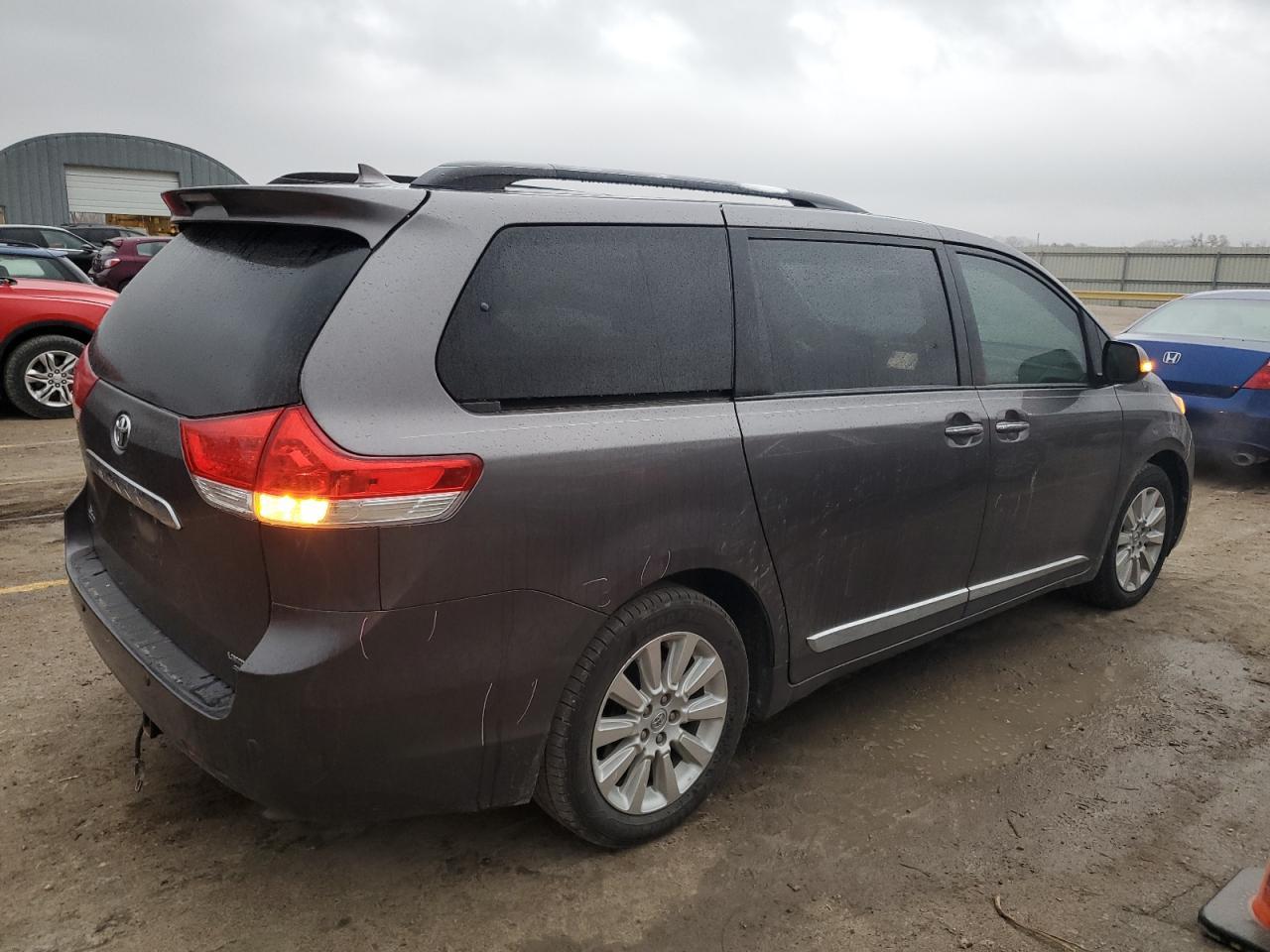 2013 TOYOTA SIENNA