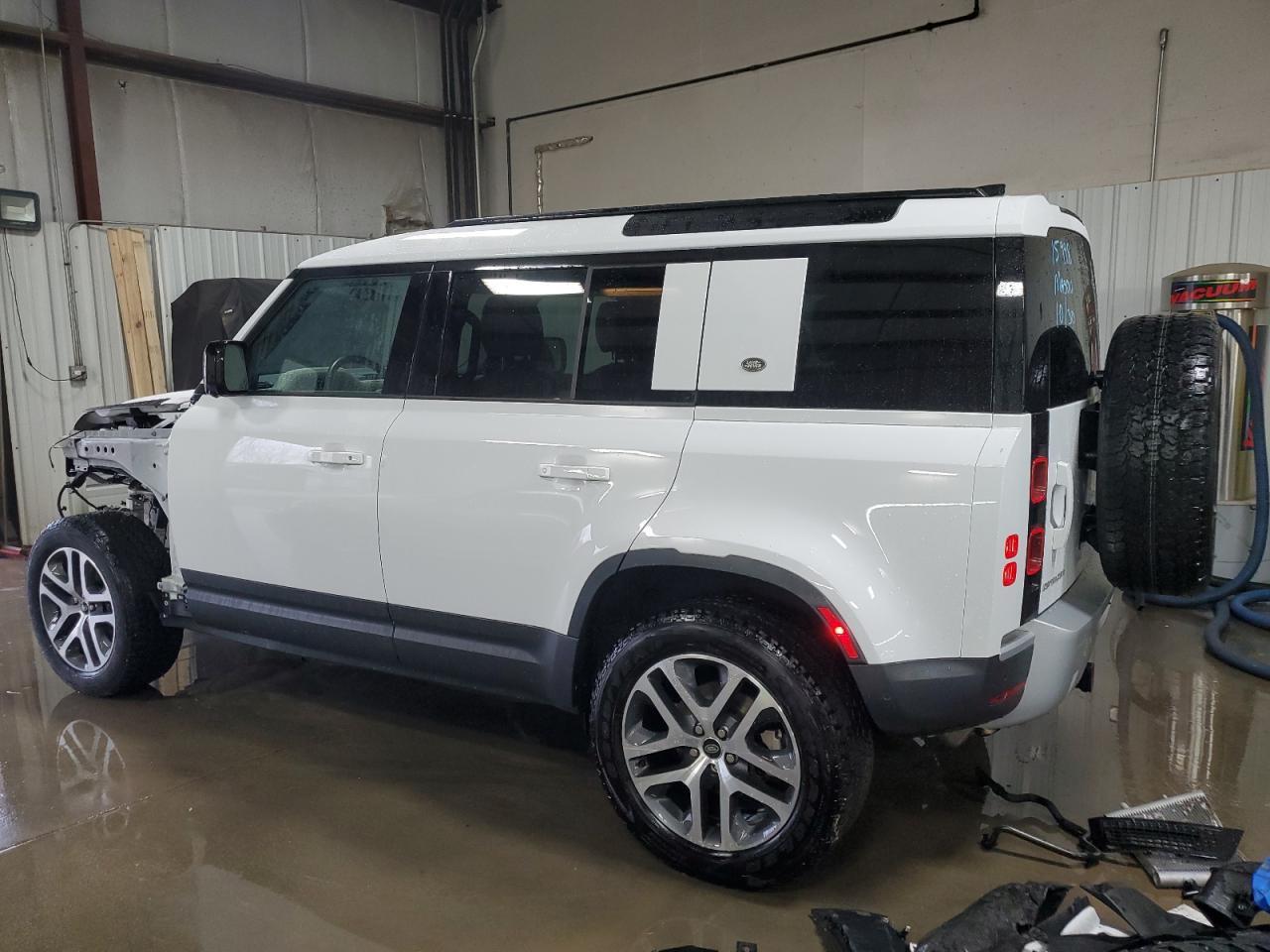 2024 LAND ROVER Defender