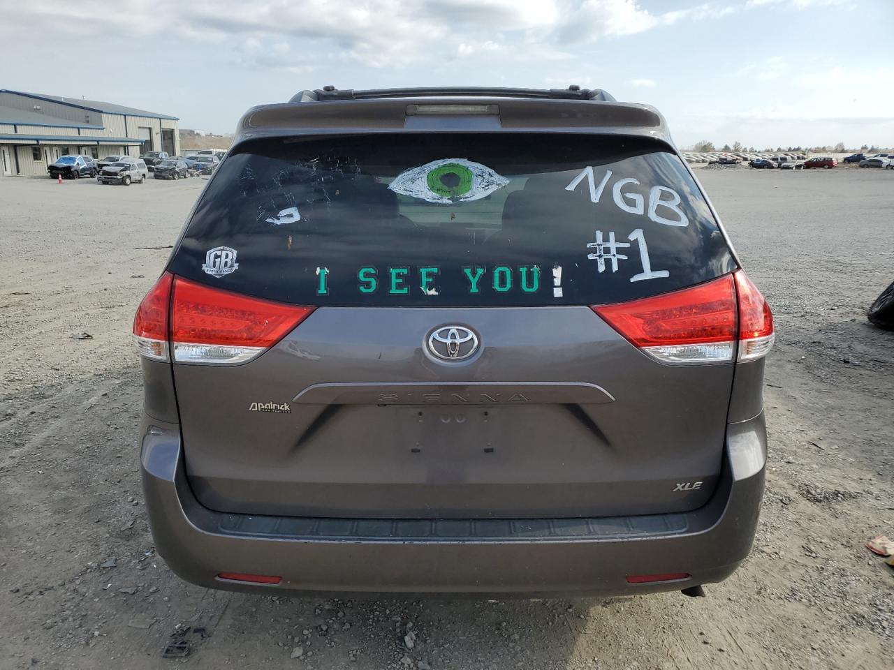 2011 TOYOTA SIENNA