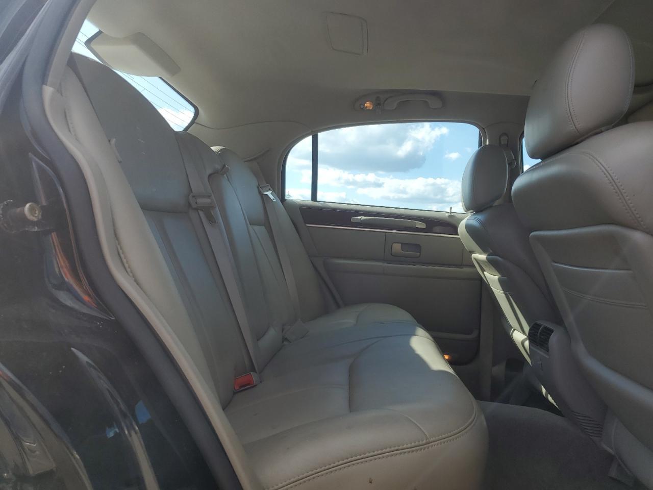 2004 LINCOLN Town Car