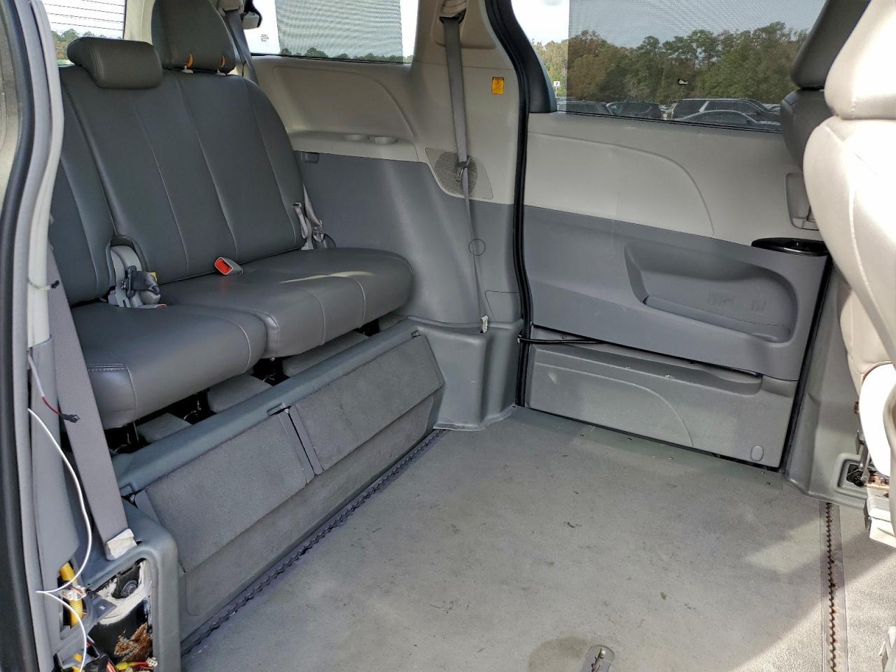 2011 TOYOTA SIENNA