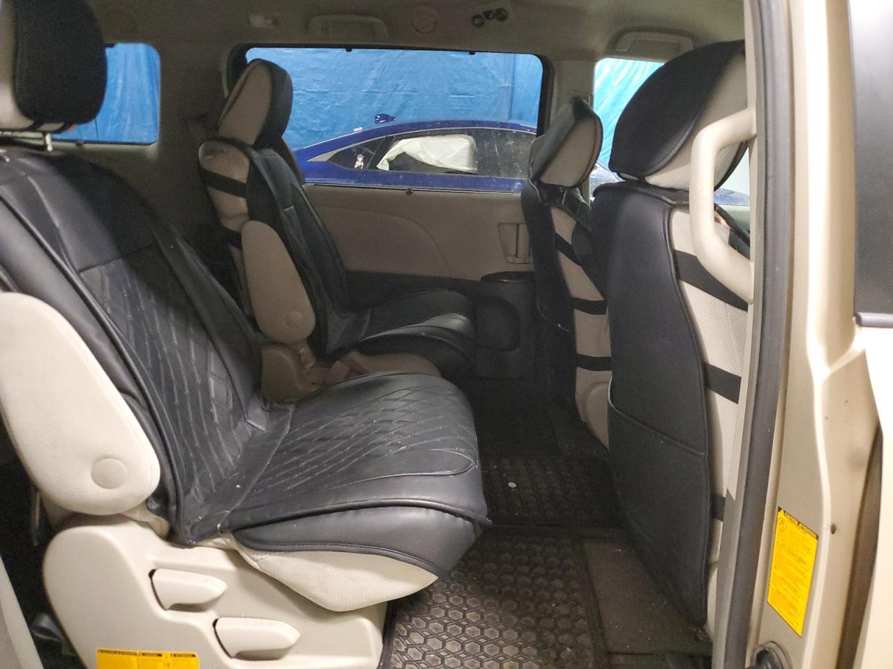 2011 TOYOTA SIENNA