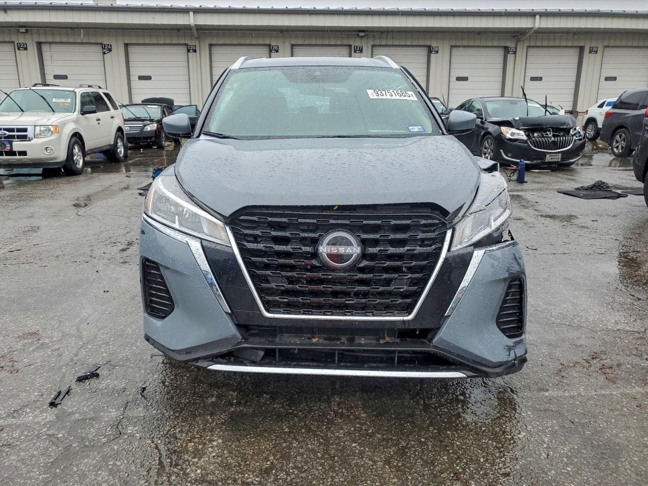 2024 NISSAN KICKS