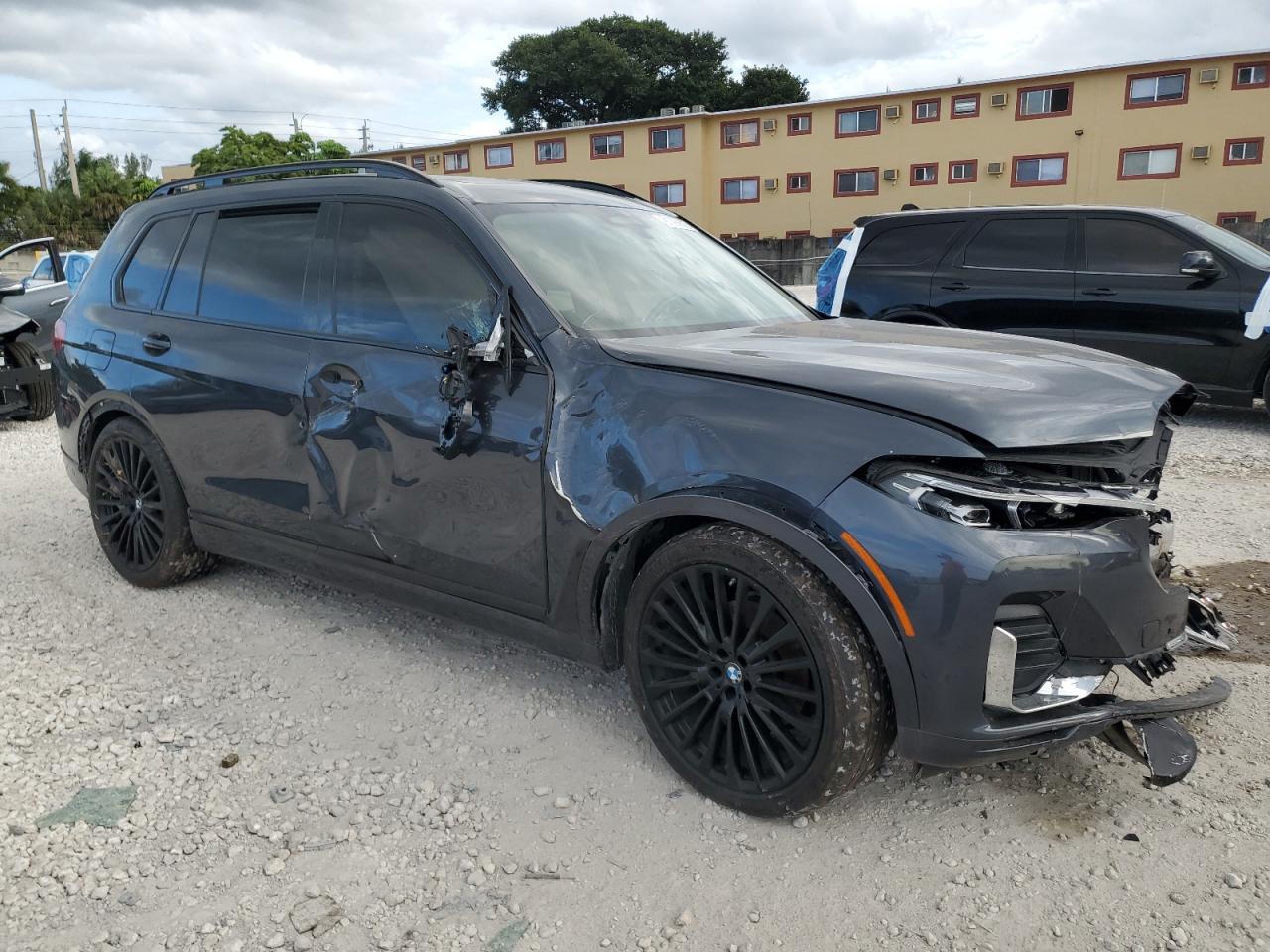 2022 BMW X7