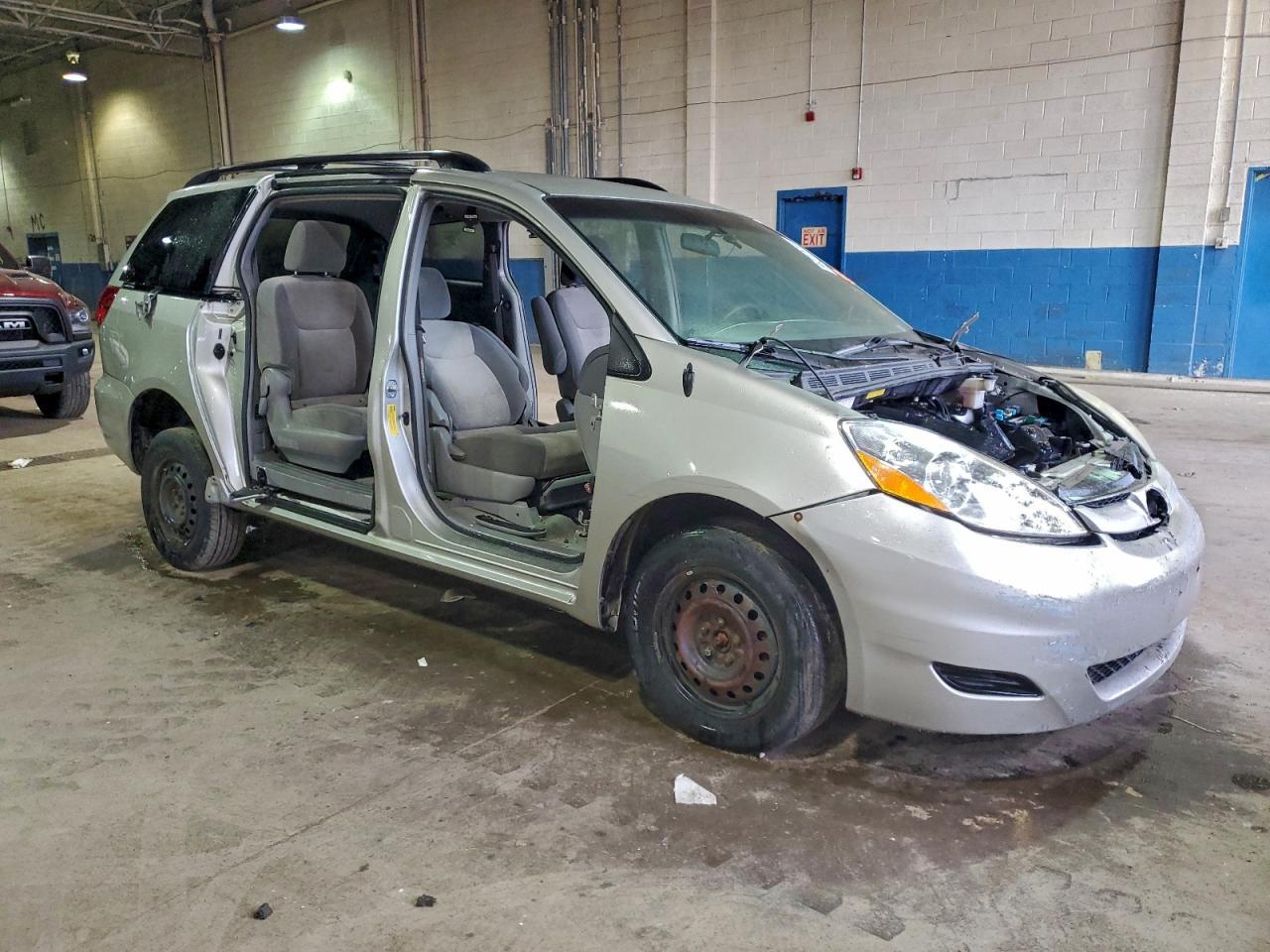 2010 TOYOTA SIENNA