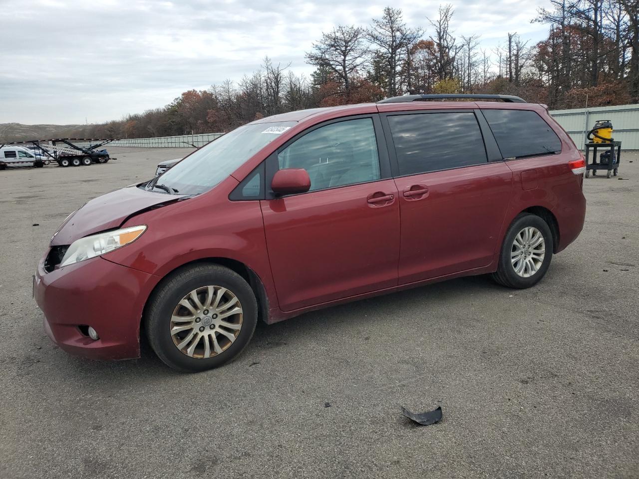 2011 TOYOTA SIENNA