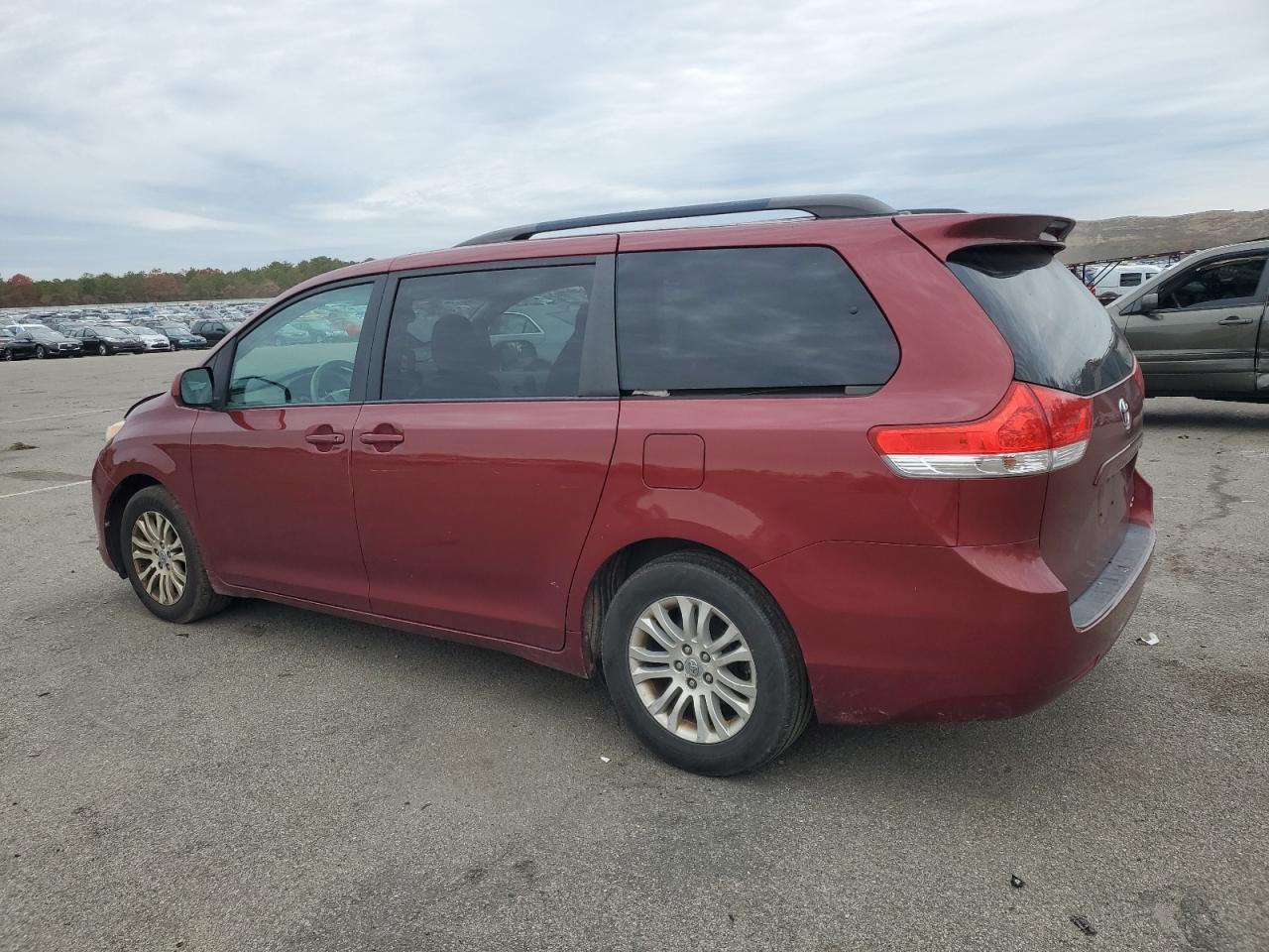 2011 TOYOTA SIENNA