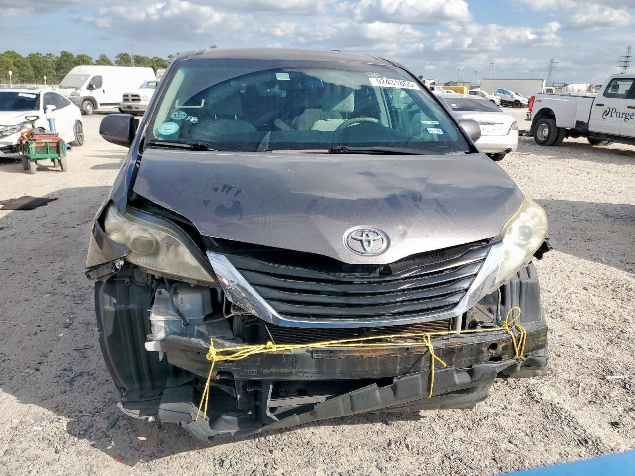 2011 TOYOTA SIENNA