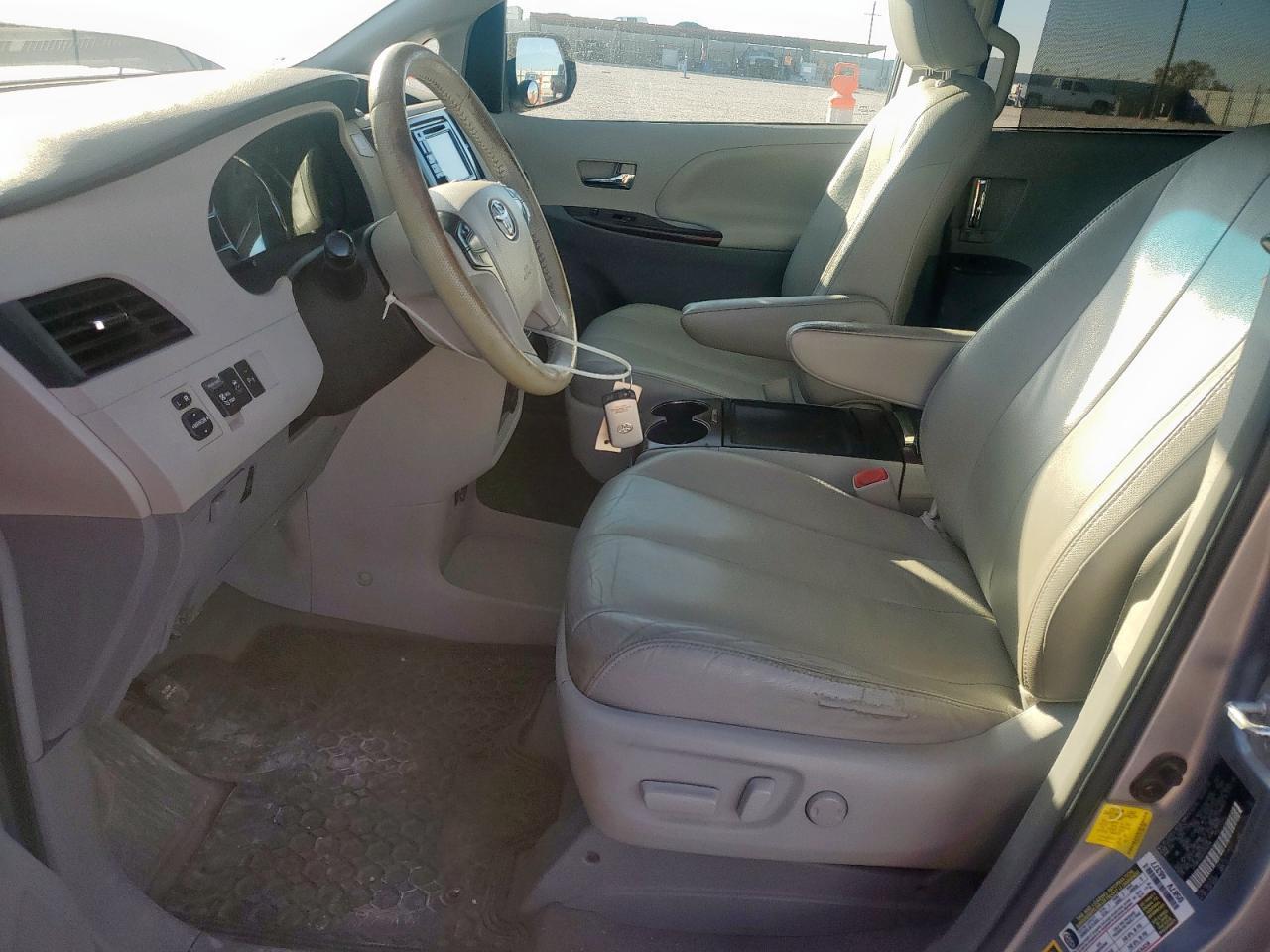 2012 TOYOTA SIENNA