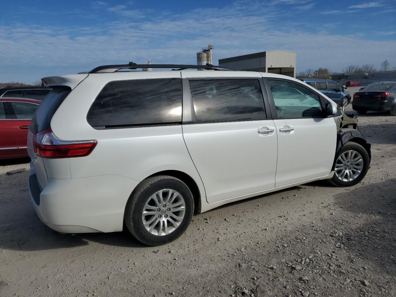 2017 TOYOTA SIENNA