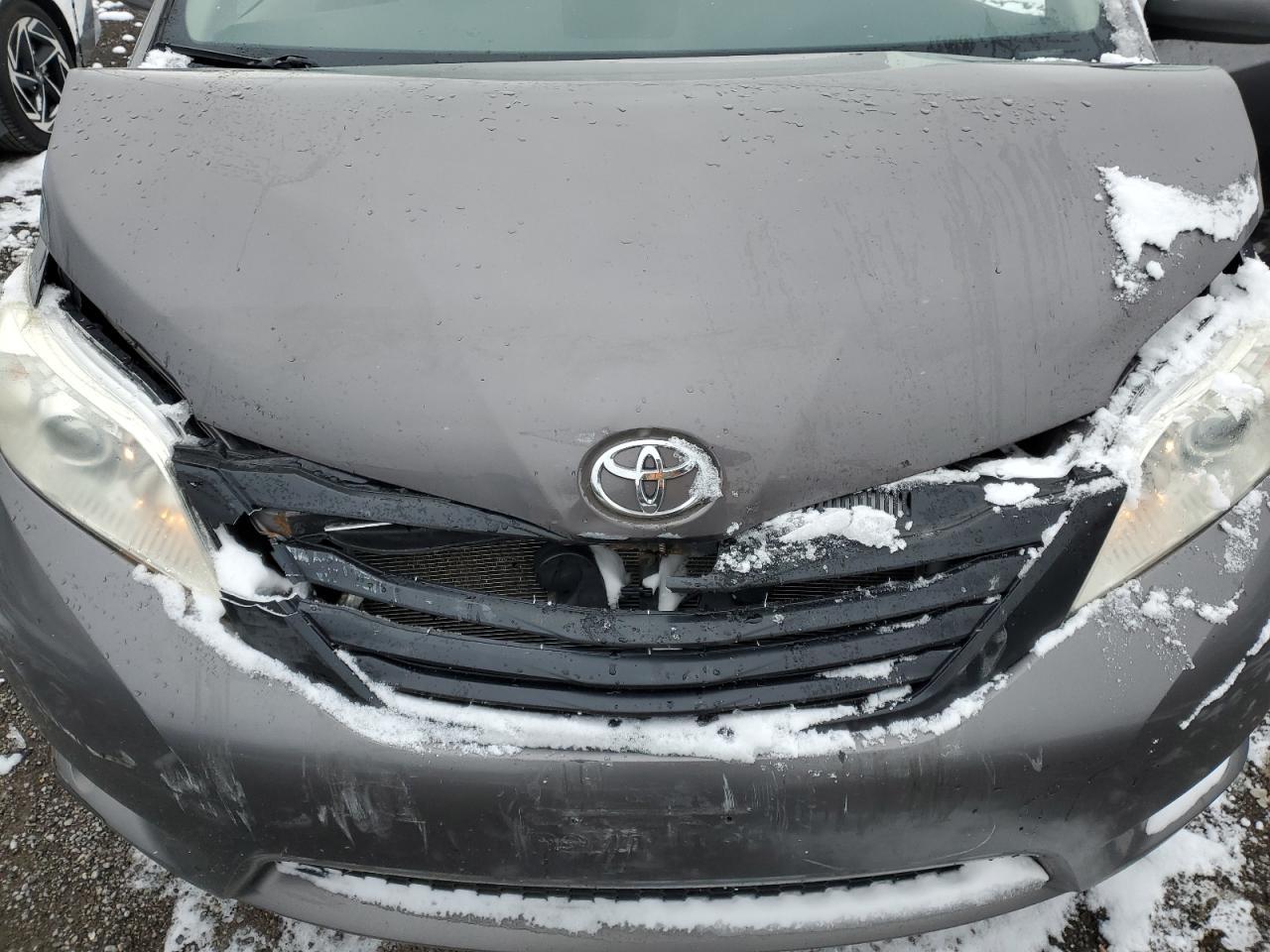 2012 TOYOTA SIENNA