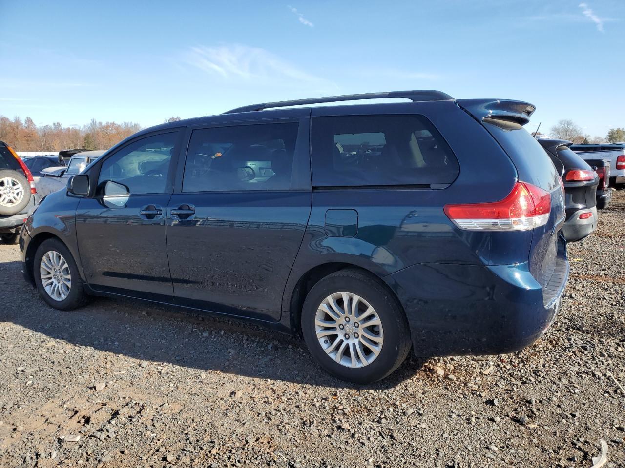 2011 TOYOTA SIENNA