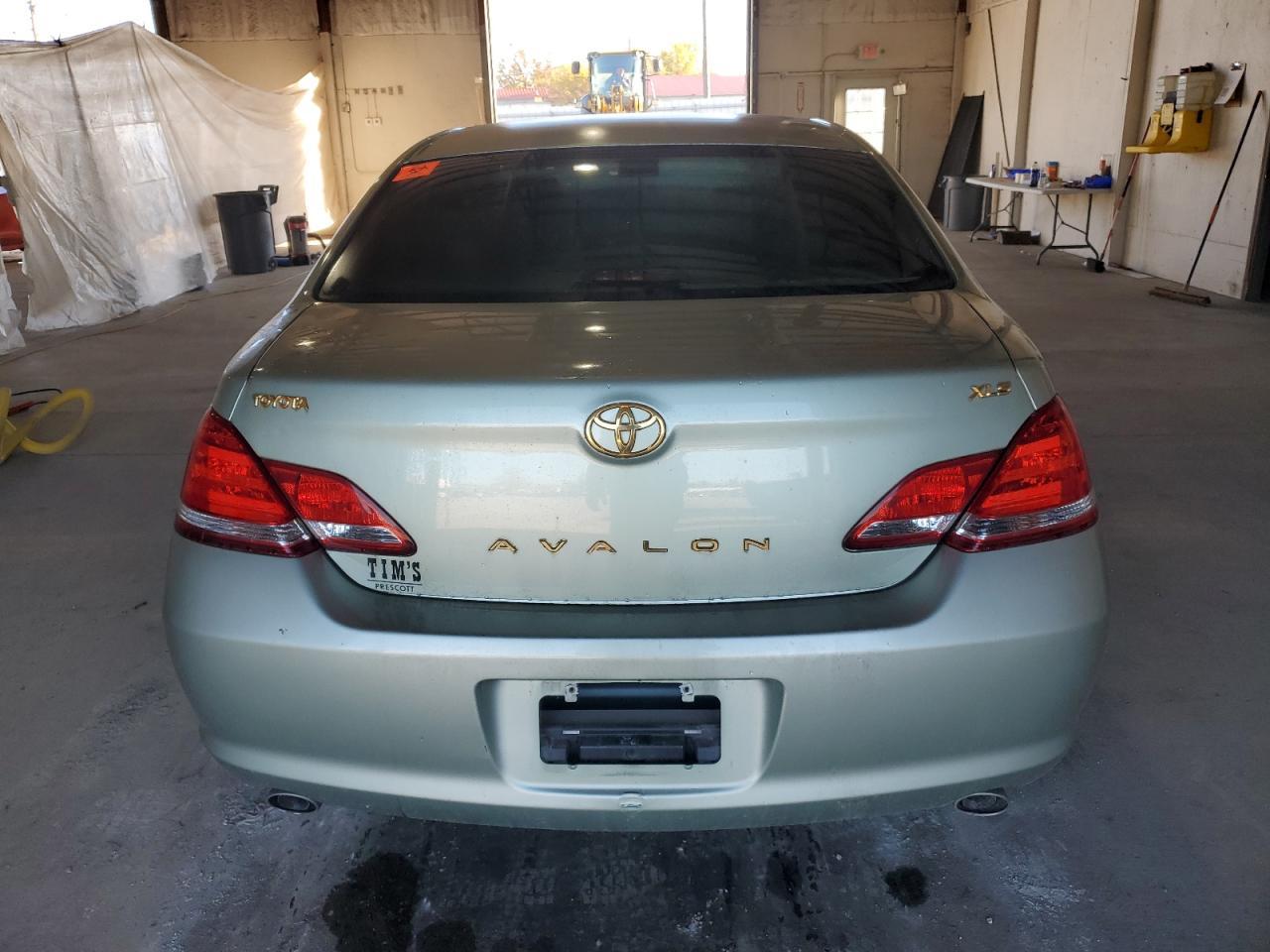 2005 TOYOTA Avalon