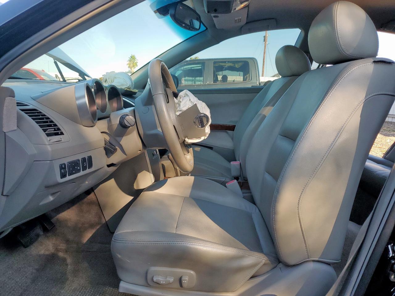 2005 NISSAN Maxima